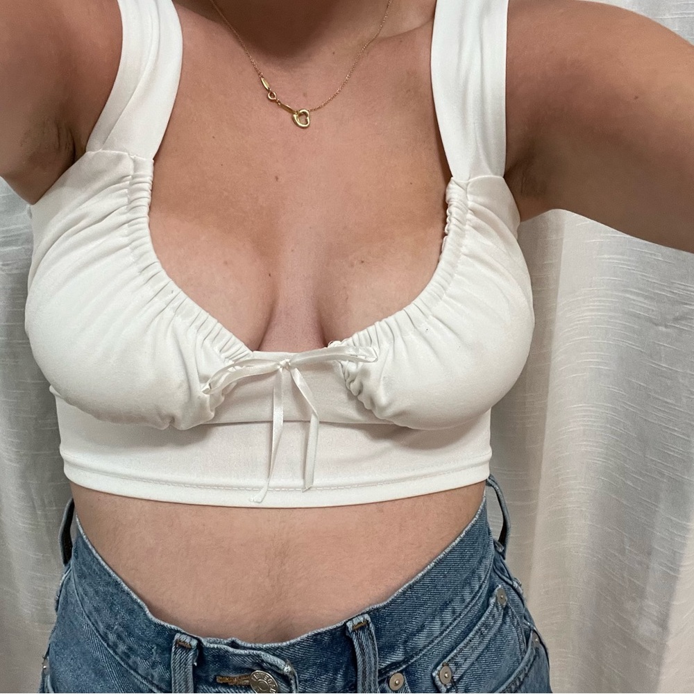 White bow tank